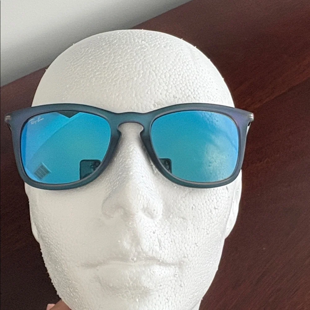 Men’s authentic Ray-Ban sunglasses comes only with case